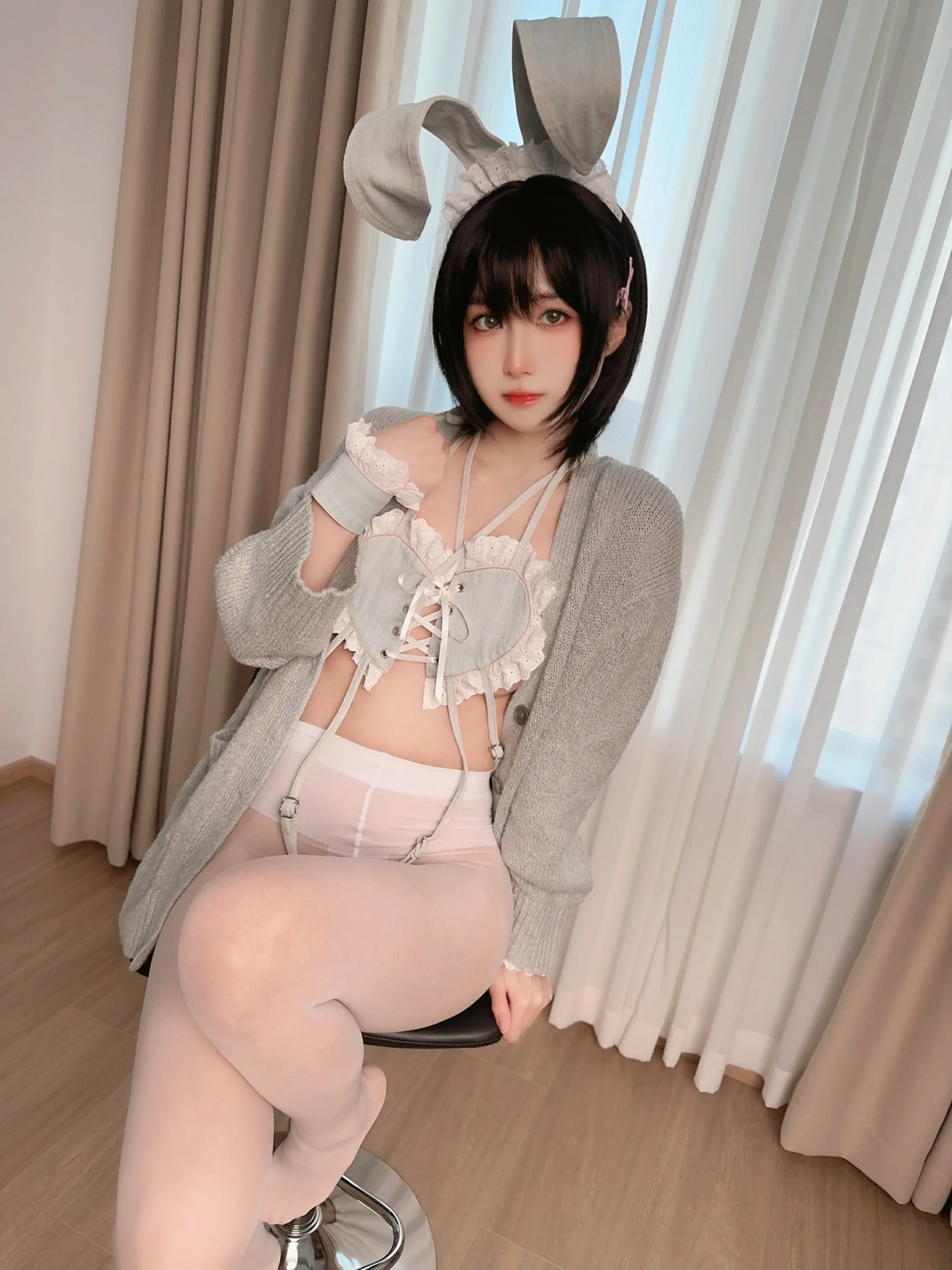 沙发的风韵少妇