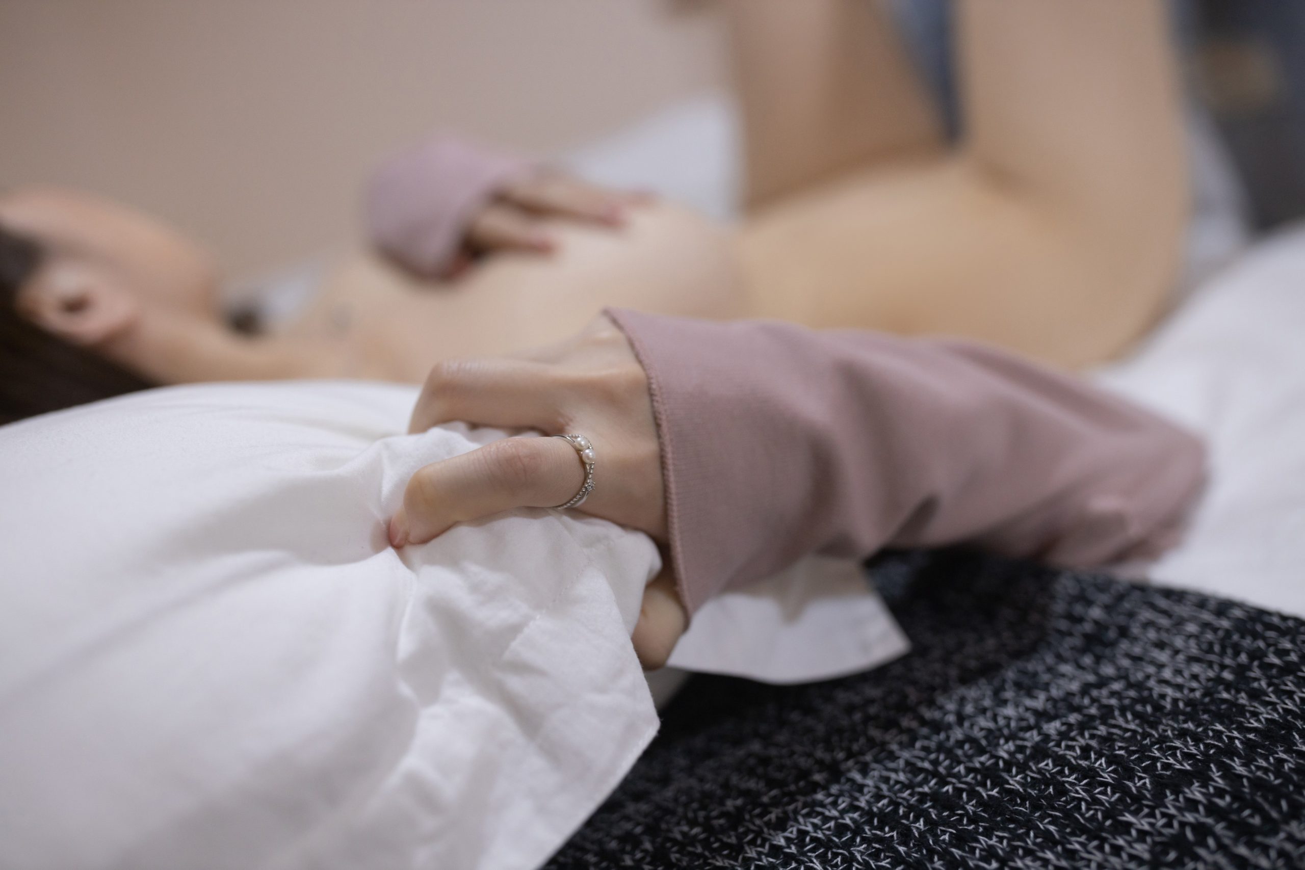 曼柔性感西服露红色蕾丝内衣配红丝吊袜秀曼妙身姿绝美写真