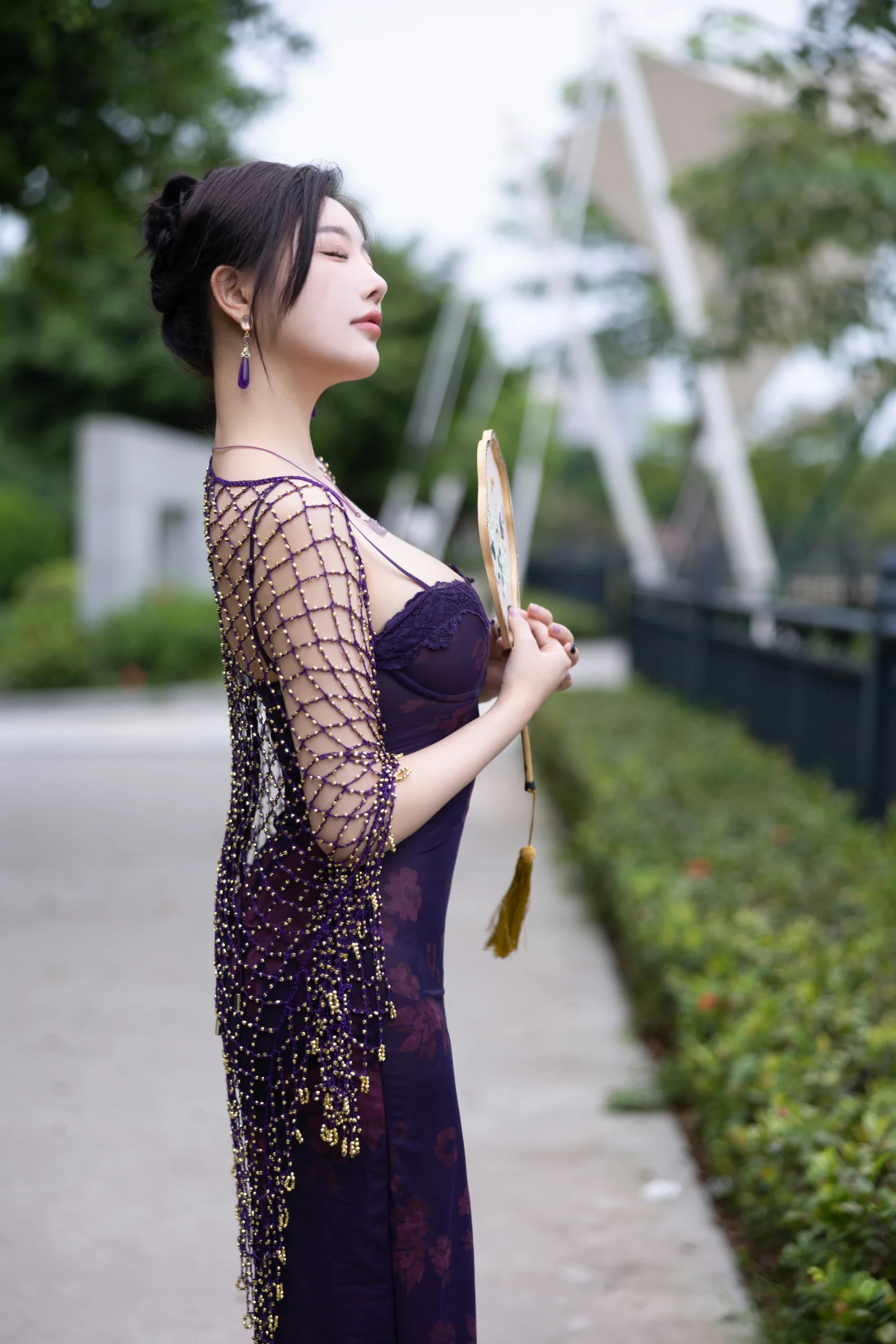 诗诗kiki性感酒红色衬衫配黑短裙露超薄黑丝秀美腿绝美写真