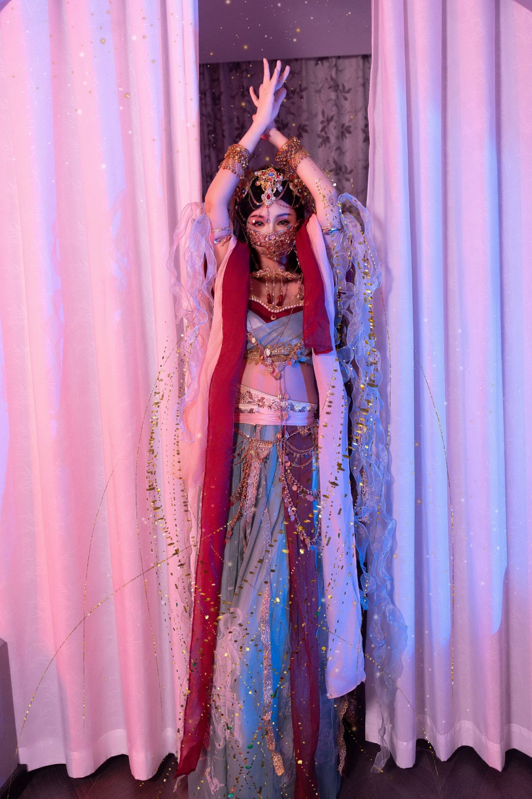 小樱koko性感白色情趣婚纱配白色丝袜秀柔美身姿绝美写真