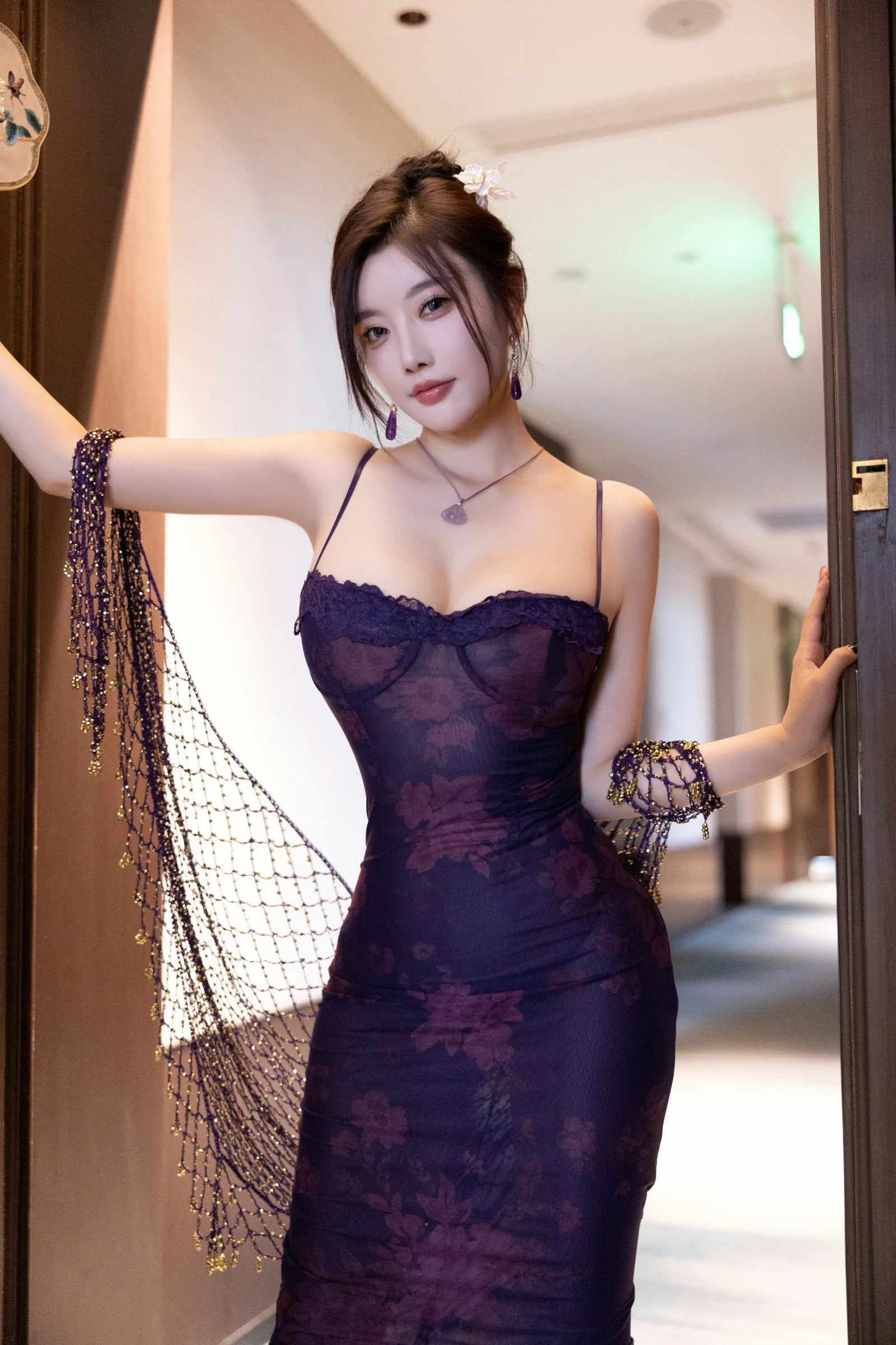 美女跳舞露胸露腰
