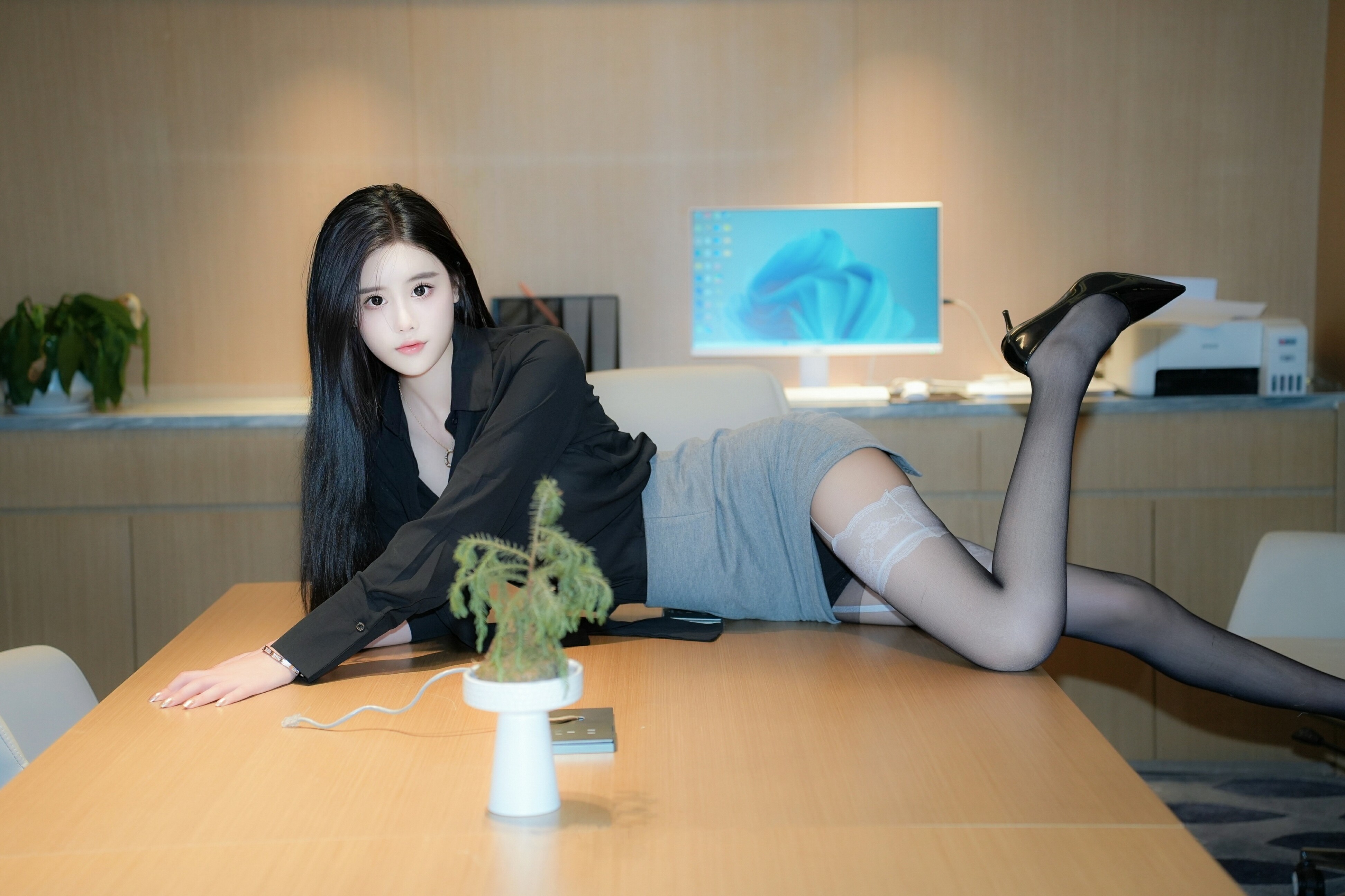 酷似热巴的妹子 情趣装网袜口交上位骑坐跳蛋震动棒互插【1V-3.1g】
