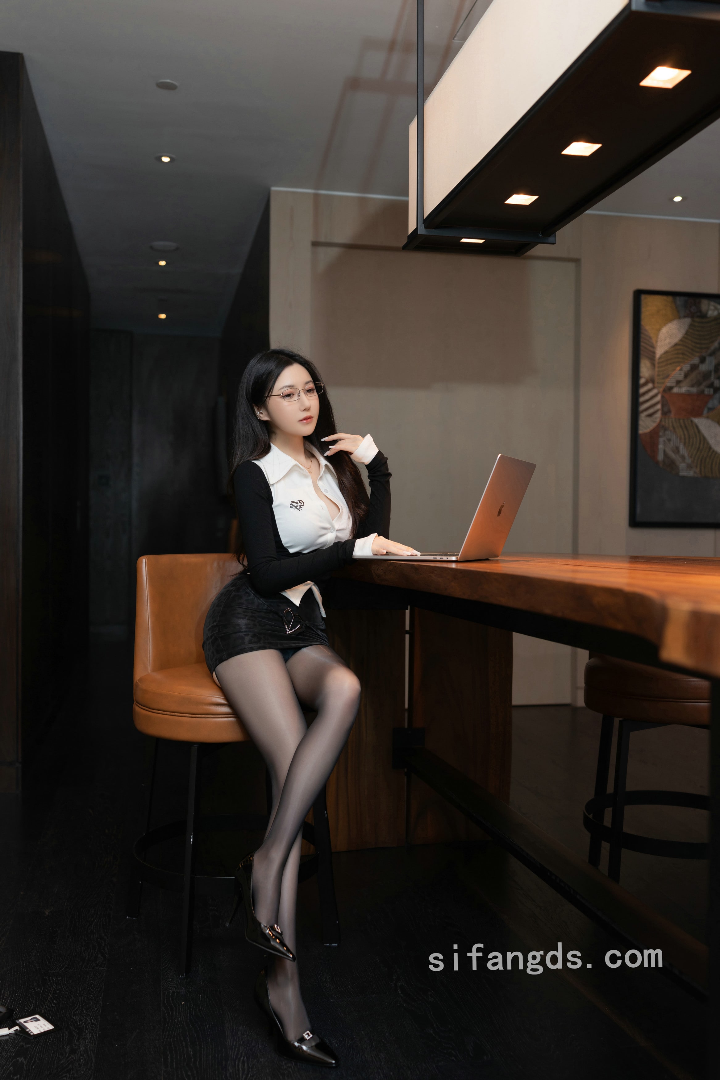 偷拍女老闆裙底