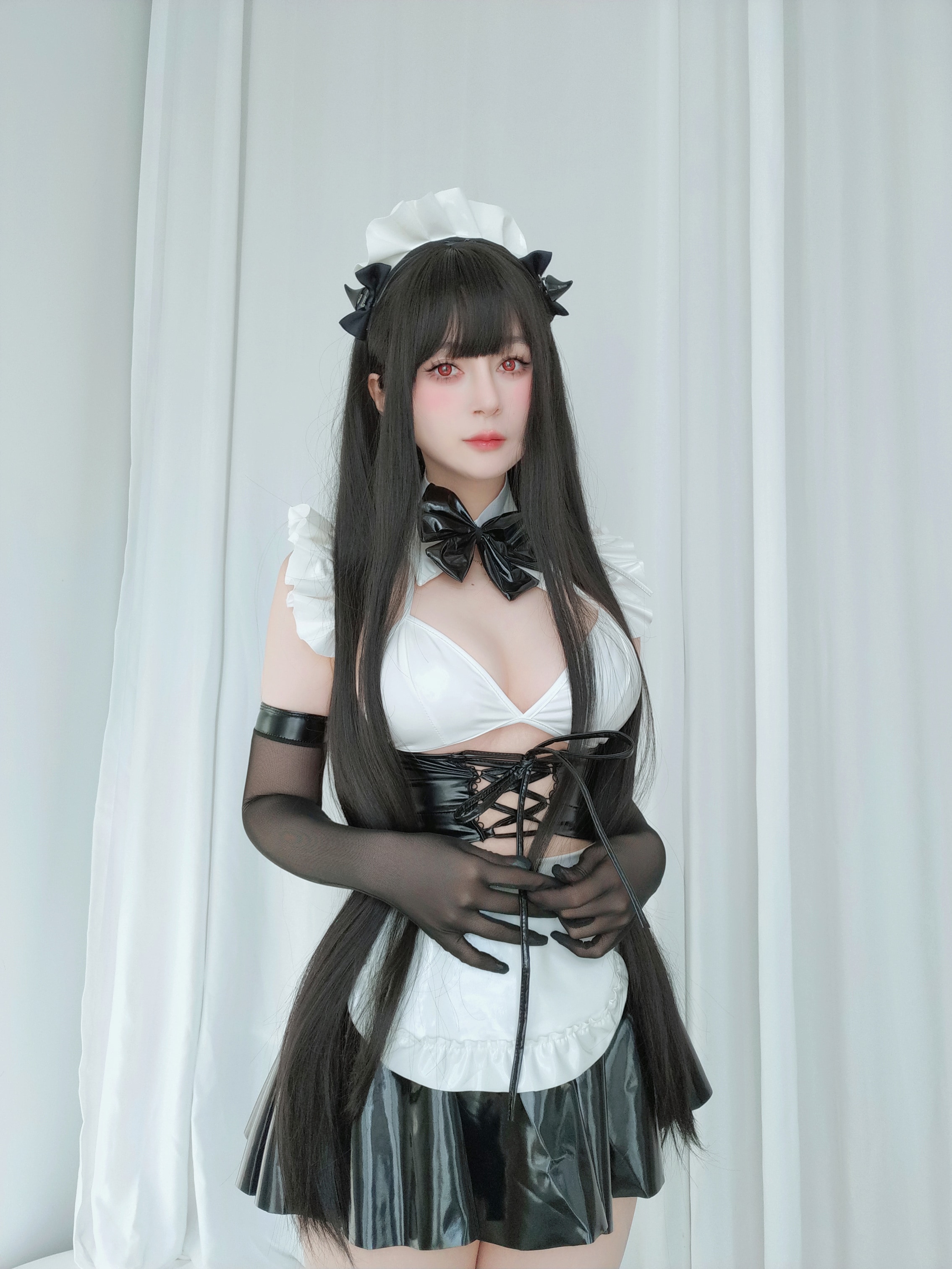 田兮白性感银色情趣链子内衣配超薄肉丝秀惹火身材绝美写真