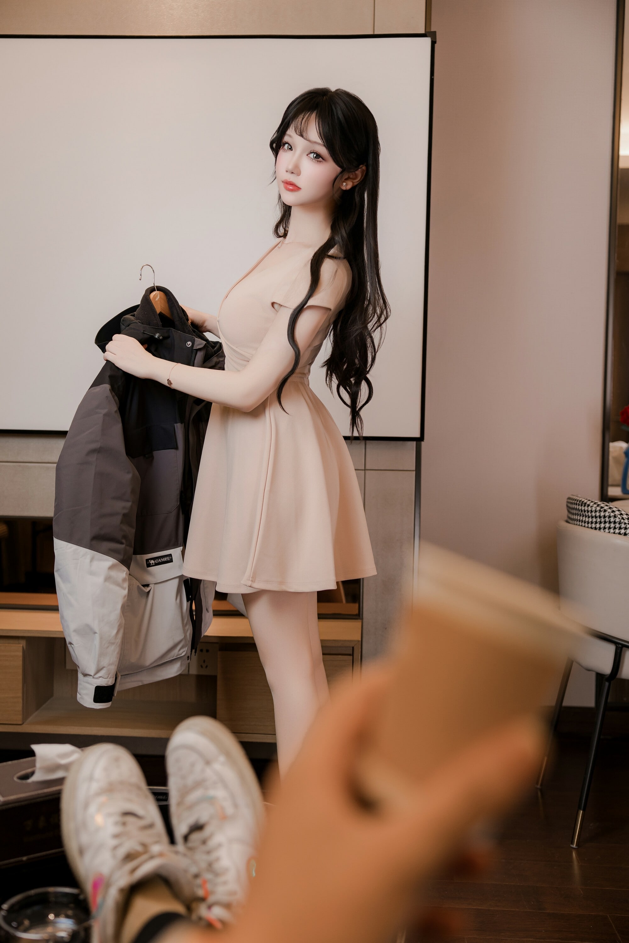 美女性感泳装抖胸视频